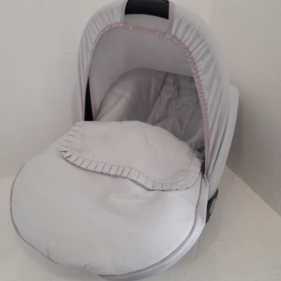 Cadeira de bebé cinza claro com detalhes rosa e capa protetora