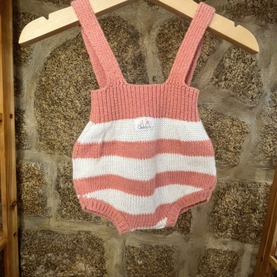 Body de malha riscas rosa e branco com alças largas pendurado