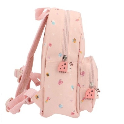 Mochila rosa com padrão de insetos coloridos e puxadores de joaninha
