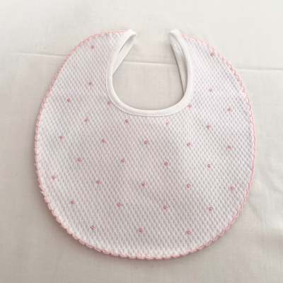 Babete branco com bolinhas cor de rosa e borda festonada cor de rosa