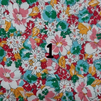 Tecido estampado com padrão floral colorido e número 1 impresso