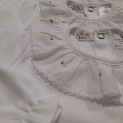 Bodies brancos para bebé com golas bordadas e etiquetas da marca Chikilon