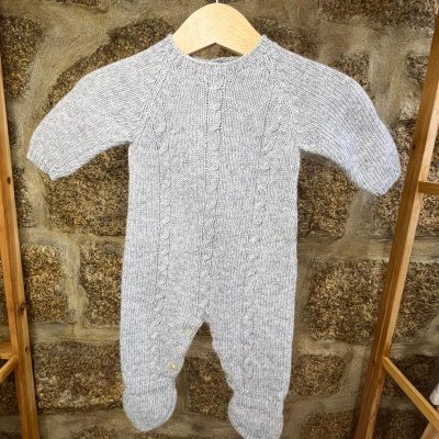 Macacão de bebé cinzento em malha com padrão de trança