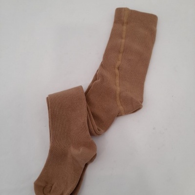 Par de meias castanhas com costura visível sobre fundo branco