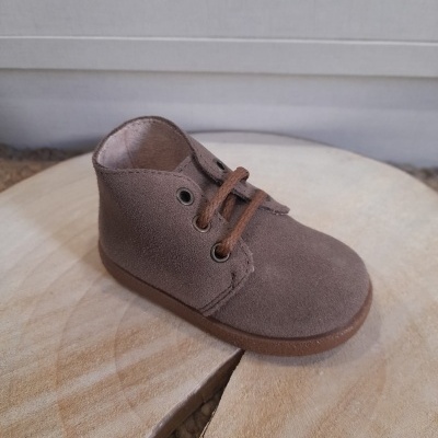 Sapato infantil de camurça castanha com atacadores marrons