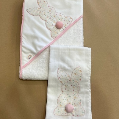 Toalha de banho com capuz e fralda de boca brancas com aplicação de coelho em padrão floral e pompom rosa