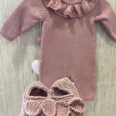 Macacão rosa com gola folhada e sapatinhos de malha rosa para bebé