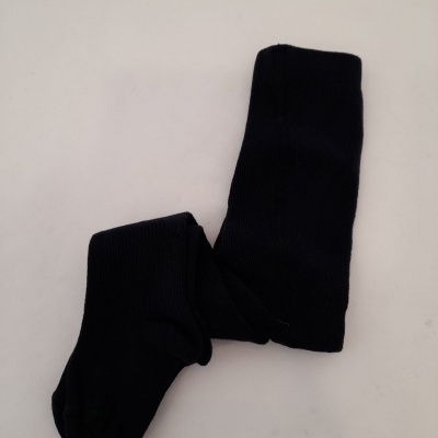 Meias pretas sobre fundo branco