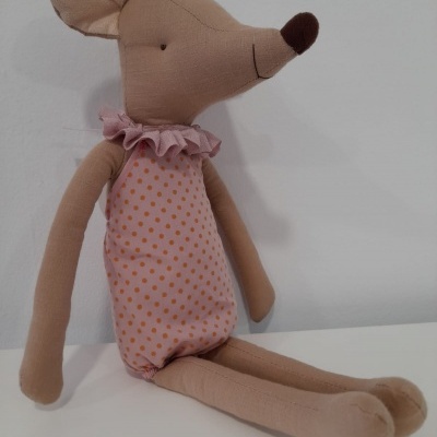 Boneco de peluche rato com vestido rosa e bolinhas laranjas sentado