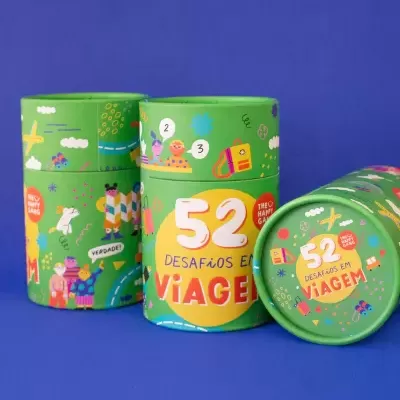 latas verdes com ilustrações coloridas e texto 52 DESAFIOS EM VIAGEM