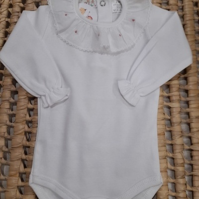 Body branco para bebé com gola bordada e mangas compridas