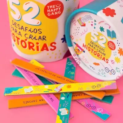 Conjunto de 52 cartões coloridos para criar histórias com caixa decorada sobre fundo rosa