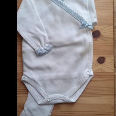 Body de bebé branco com detalhes azuis e fecho de botões de pressão