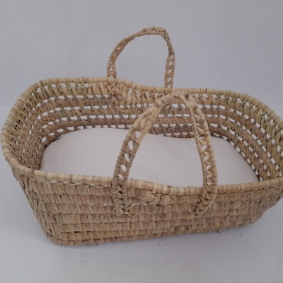 Cesta de verga com almofada branca e duas alças