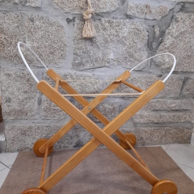 Estrutura de madeira clara dobrável com rodas de madeira e detalhes metálicos brancos