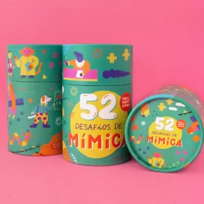 Recipientes verdes com ilustrações coloridas e texto '52 Desafios de Mímica'