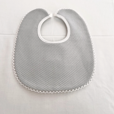 Babete cinzento claro com bordas brancas e textura em relevo