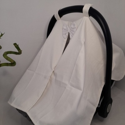 Capa branca com laço para cadeira de bebé preta