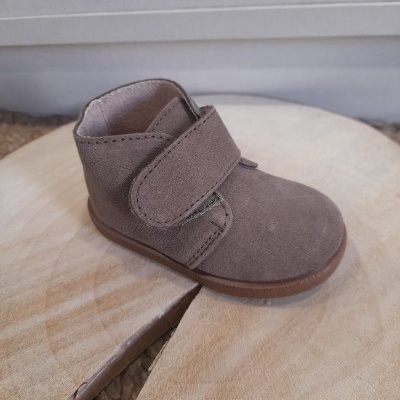 Bota infantil castanha em camurça com fecho de velcro