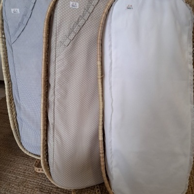 Três camas compridas em verga com almofadas coloridas sobre tapete