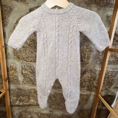 Macacão de bebé cinzento claro em malha com padrão trançado