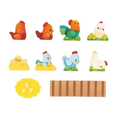 Figuras de madeira de galinhas coloridas e ovos sobre fundo branco