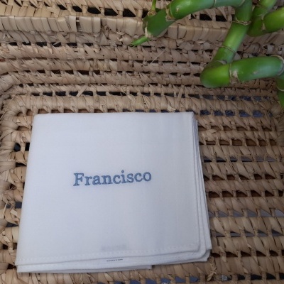 Lenço branco com bordado azul 'Francisco' sobre vime e bambu