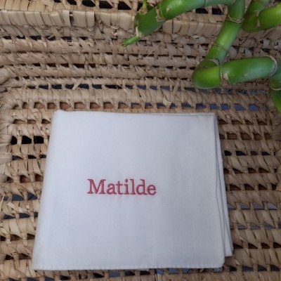 Guardanapo branco bordado com o nome Matilde