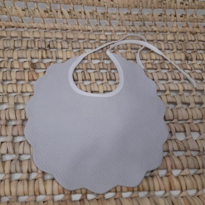 Babete de bebé cinzento claro com formato ondulado em tecido texturizado