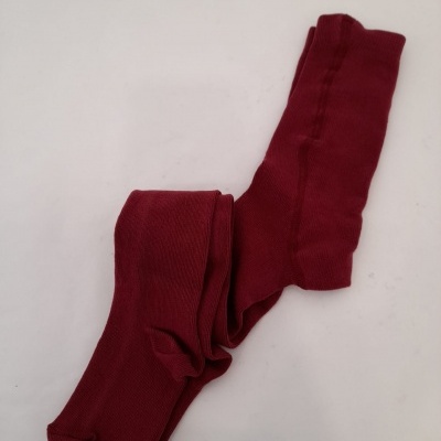 Par de meias vermelhas castanhas sobre fundo branco