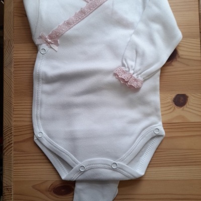 Body branco de manga comprida com detalhes em renda rosa e laço