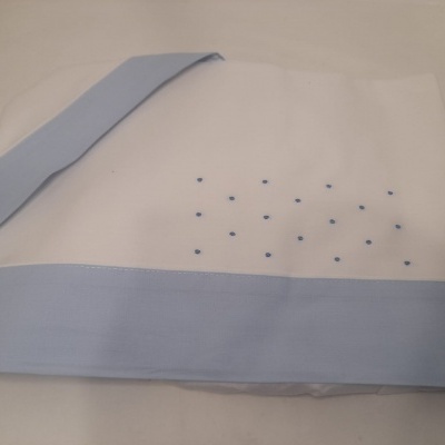 Fralda branca com bordas azul claro e pontos azuis