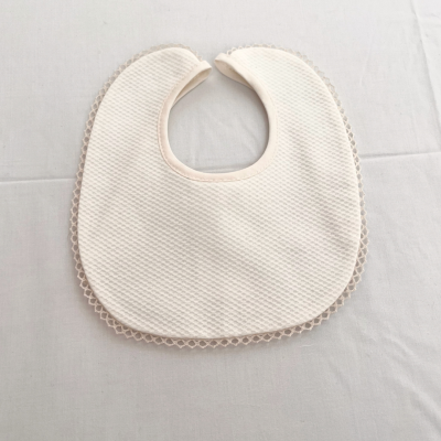 Babete branco com textura e renda