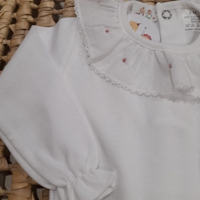 Camisola branca para bebé com gola bordada e mangas compridas