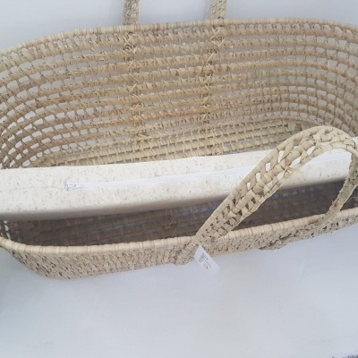 Cesto de palha oval com alças trançadas e suporte branco