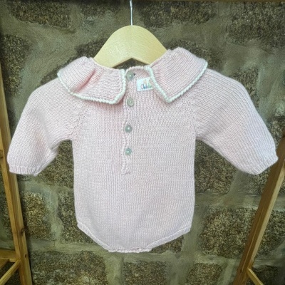 Body de bebé rosa em malha com gola oversized e botões na frente