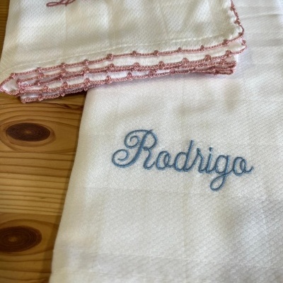 Toalhas brancas bordadas com os nomes Leonor e Rodrigo