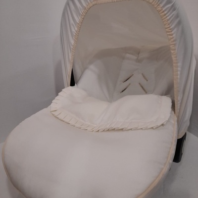 capa protetora de carrinho de bebé branca com detalhes bege e almofada acolchoada