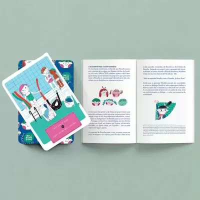 Baralho de cartas ilustradas e livreto aberto com texto em português