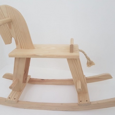 Cavalo de balanço em madeira clara com cauda de corda