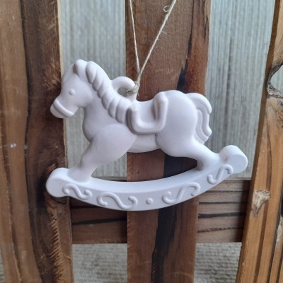 Anzol decorativo de cavalo de balanço branco