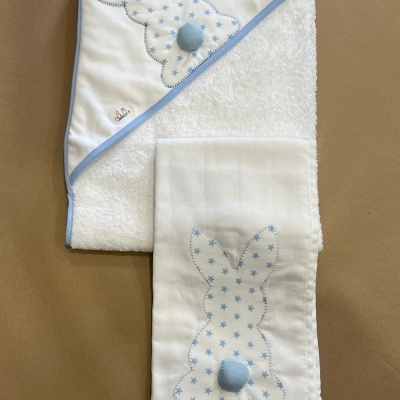 Conjunto de toalha de banho e fralda branca com coelho azul bordado