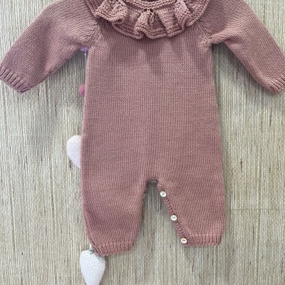 Macacão de bebé rosa claro tricotado com folhos na gola e botões na parte inferior