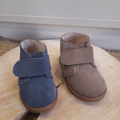 Dois sapatos de bebé em camurça azul e castanho claro com velcro