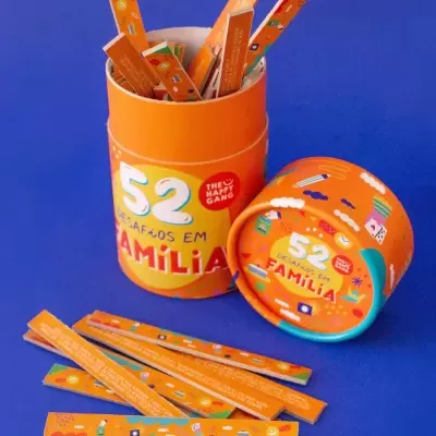 Lata e tampa redonda laranja com texto 