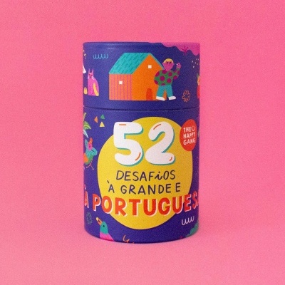 Embalagem cilíndrica colorida com texto '52 Desafios À Grande e Portuguesa'