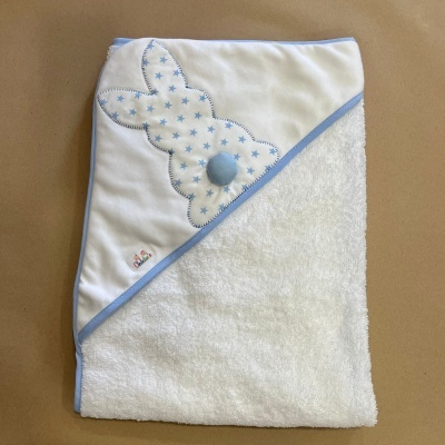 Toalha de bebé branca com capuz com decoração de coelho azul