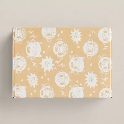 Caixa de cartão castanho claro com rostos e estrelas brancas impressas