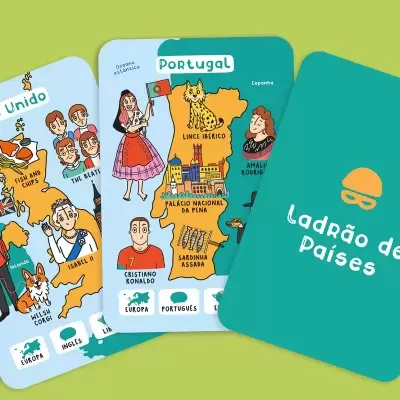 Três cartas coloridas com mapas ilustrados de Portugal e Irlanda e uma carta com texto Ladrão de Países