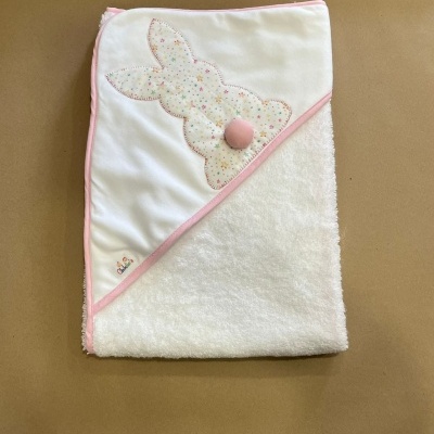 Toalha de bebé branca com bordado de coelho e costura rosa